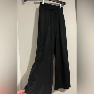 Women’s UEU wide leg yoga workout pants, high crossover waist w/ pockets. Small